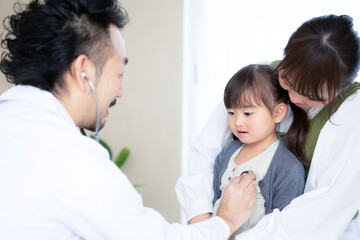 訪問診療や診察に使えそうなドクターと子供　小児科