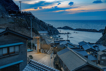 兵庫県・悠久の暮らし田久日の谷に日本海の冬明ける3月の夕暮れと鳴らずの半鐘