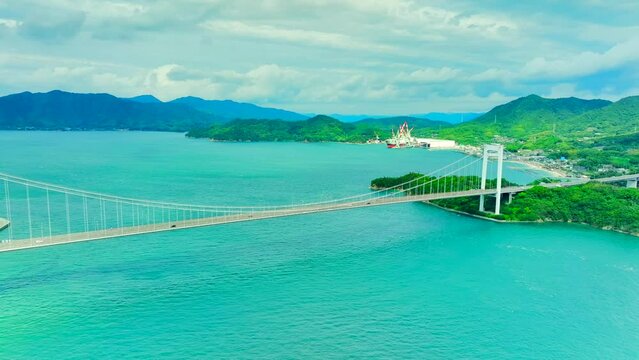 ダイナミックな雲と大きな橋