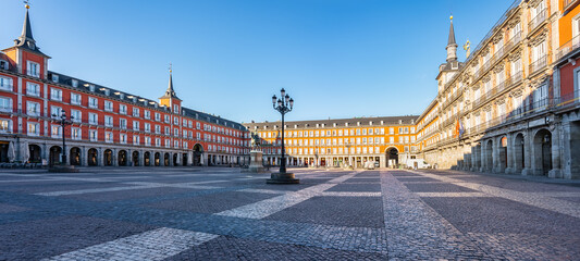 Panoramic view of the Plaza Mayor of Madrid with its buildings with balconies and windows typical of the city. - obrazy, fototapety, plakaty