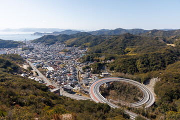 日本の岡山県玉野市のループ橋