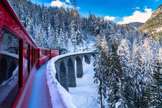 Bernina Express su Wiesen Viaduct, Davos, Svizzera