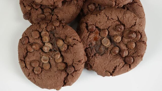 biscuits cookies au chocolat en gros plan, isol&eacute; sur un fond blanc