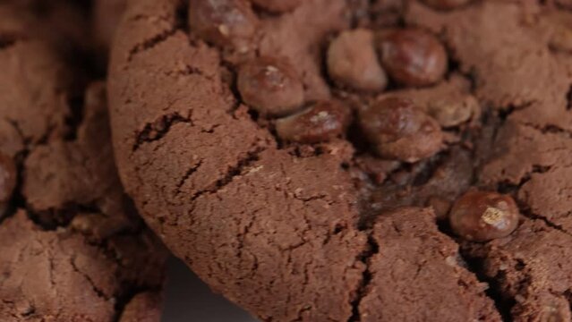 biscuits cookies au chocolat en gros plan, isol&eacute; sur une table en bois