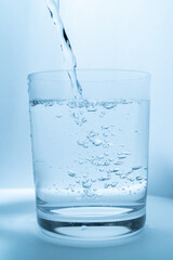 コップに水を注ぐ