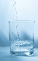 コップに水を注ぐ