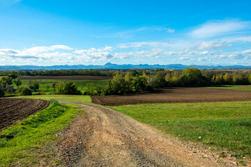 Vue sur la  Chaîne des Puys  patrimoine mondial de l'UNESCO depuis la plaine de la Limagne. Puy de Dome . Auvergne Rhone Alpes. France