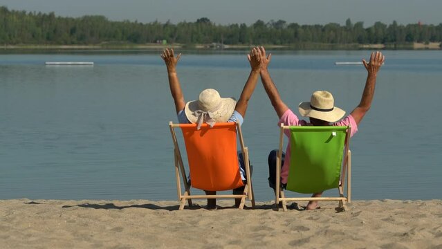 fr&ouml;hliche Senioren am See im Liegestuhl