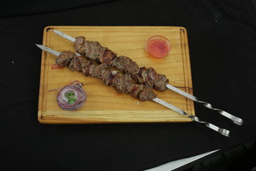 o'zbek va yevropa taomlari, milliy taomlar, baliq, kabob, go'sht, qovurilgan jo'ja, quymoq, guruch, sho'rva