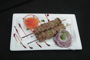 o'zbek va yevropa taomlari, milliy taomlar, baliq, kabob, go'sht, qovurilgan jo'ja, quymoq, guruch, sho'rva