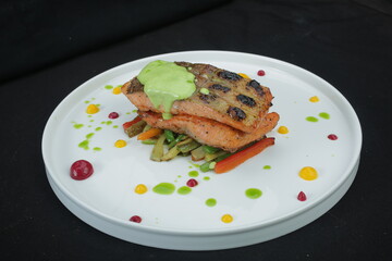 o'zbek va yevropa taomlari, milliy taomlar, baliq, kabob, go'sht, qovurilgan jo'ja, quymoq, guruch, sho'rva