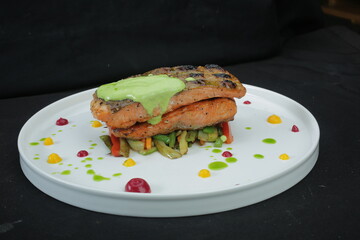 o'zbek va yevropa taomlari, milliy taomlar, baliq, kabob, go'sht, qovurilgan jo'ja, quymoq, guruch, sho'rva