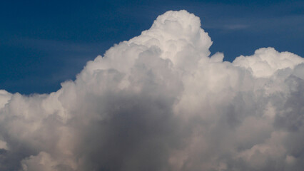 Vue rapprochée du sommet d'un cumulus congestus