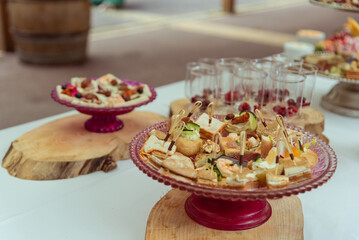 plateau de mise en bouche lors d'un cocktail de traiteur