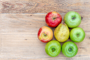 jabłka i gruszka na ogrodowym stole