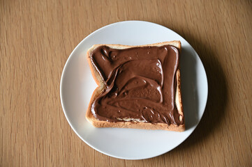 チョコレートクリームを厚塗りした食パン