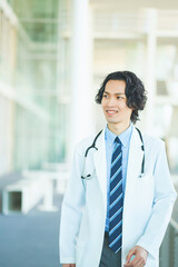 総合病院の廊下を歩く若い男性医師