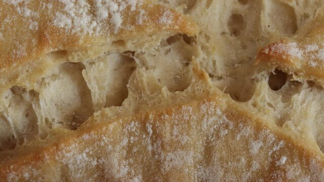 baguette de pain en gros plan, sur une table