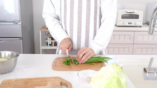 キッチンで料理をする40代の男性