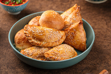 Portion of assorted uzbek baked samsa pies with sesame © Hihitetlin
