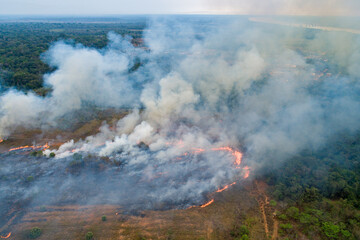Um raio desencadeou um incendio e a equipe de brigada tenta controlar o fogo.  Imagens de drone....