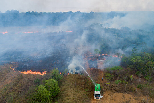 Um raio desencadeou um incendio e a equipe de brigada tenta controlar o fogo.  Imagens de drone. Rond&ocirc;nia - Amazonia - Brasil.