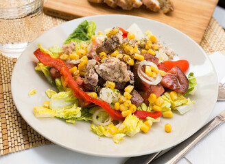 mediterranean vegetable salad with tuna