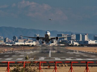 伊丹空港から離陸する飛行機