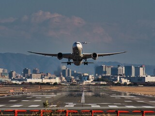 伊丹空港から離陸する飛行機