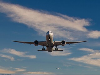 Fototapeta na wymiar 伊丹空港から離陸する飛行機