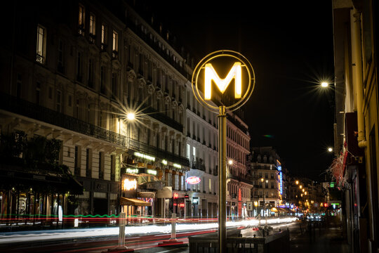 Pariser Metro Leuchtreklame bei Nacht Langzeitbelichtung