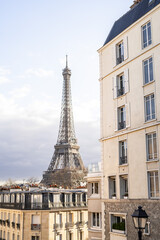 Fototapeta na wymiar Eiffelturm Paris aus der Perspektive eines Wohnhauses