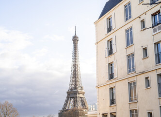 Fototapeta na wymiar Eiffelturm Paris aus der Perspektive eines Wohnhauses