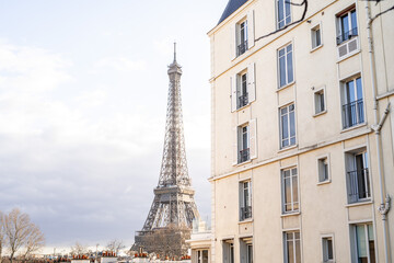 Eiffelturm Paris aus der Perspektive eines Wohnhauses