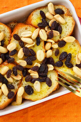 四旬節 （クアレスマ）に食べるメキシコの伝統的なデザート　カピロターダ　コピースペースあり　Capirotada (Mexican Bread Pudding), a traditional Mexican dessert eaten during Cuaresma, with copy space