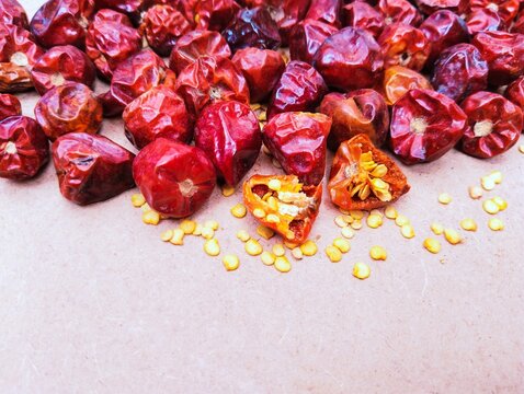 Dry round red chilli peppers whole hot chilly pepper an indian spice food ingredient lal boriya mirchi gol longi mirch dry piment rond, dried chile redondo, malagueta redonda, getrocknete runde photo 
