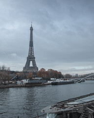 Fototapeta na wymiar Tour Eiffel depuis la seine