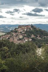 Fototapeta na wymiar Village de Cordes sur ciel dans le sud de la France