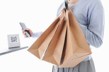 QRコード決済をする若い女性