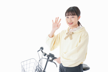 自転車に乗る若い女性