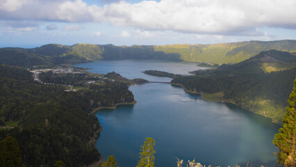 Fototapeta na wymiar Paisagem da Vista do Rei em São Miguel, Açores, Lagoa das 7 Cidades