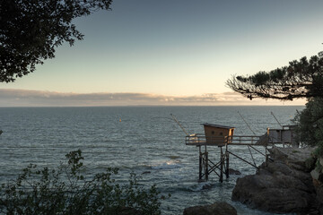 Cabane de pêche bord de plage, coucher de soleil, Pornic France