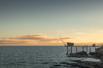 Cabane de pêche bord de plage, coucher de soleil, Pornic France