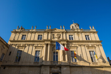 Fototapeta na wymiar Façade de style classique, côté Place de la République, de l'Hôtel de ville d'Arles