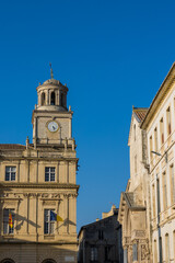 Fototapeta na wymiar Tour de l'Horloge, au-dessus de l'Hôtel de ville, depuis la Place de la République à Arles