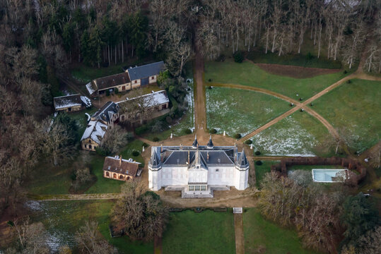 vue a&eacute;rienne du ch&acirc;teau d'Acon en hiver dans l'Eure en France