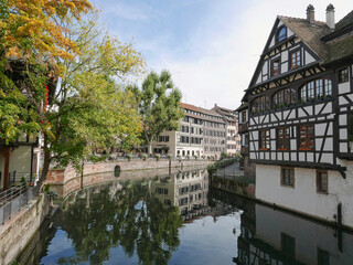 Fototapeta na wymiar Houses in Strasbourg on the Ill River on a sunny day
