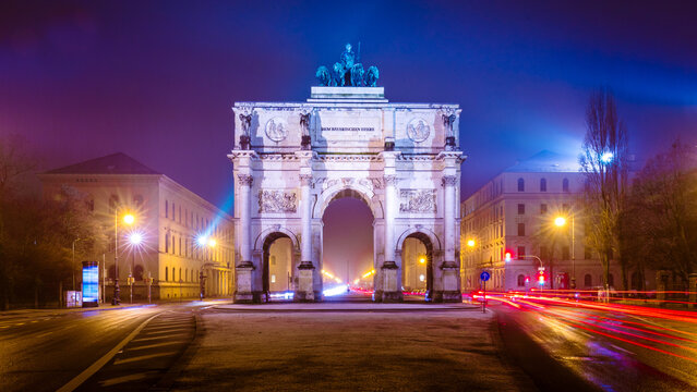 Siegestor in M&uuml;nchen bei Nacht.