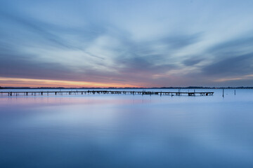 Sonnenaufgang mit Wolken über dem Bodden der Ostsee