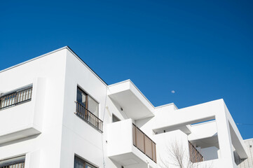 白い低層マンションと青空